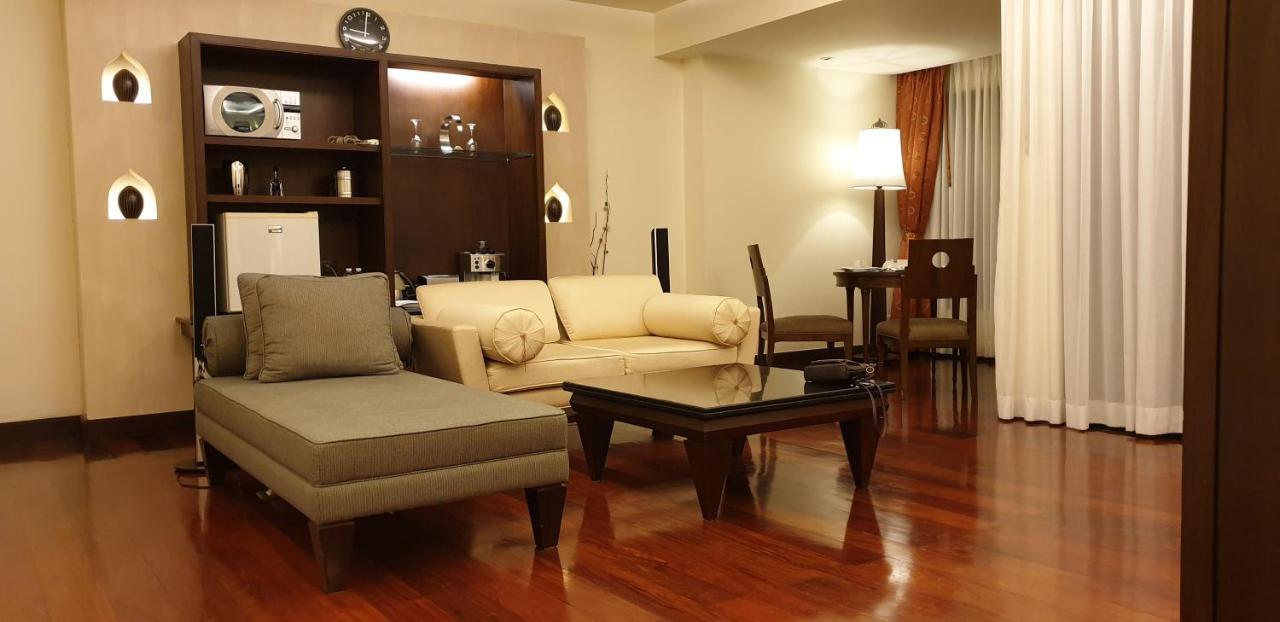 빠통 파라곤 리조트 앤 스파  Patong 외부 사진 A living room