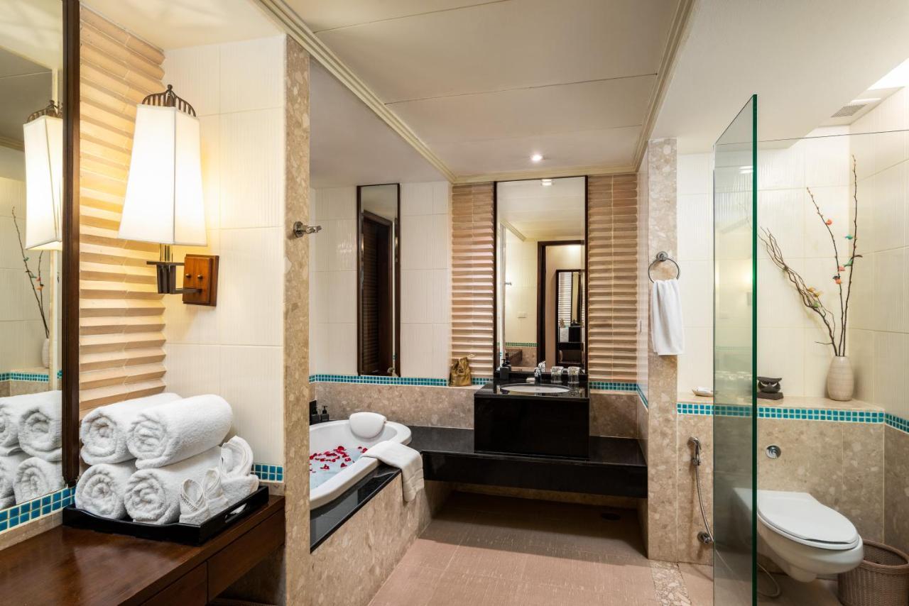 빠통 파라곤 리조트 앤 스파  Patong 외부 사진 A bathroom in a hotel